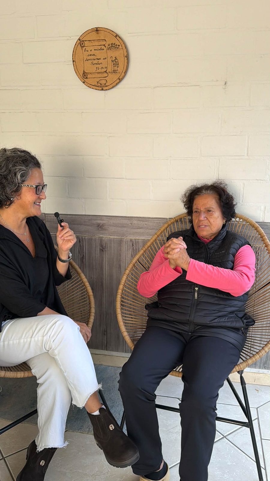 Sílvia conversando com Terezinha